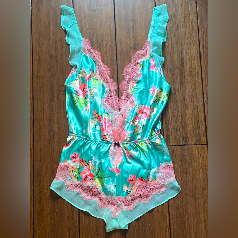 RARE Victoria’s Secret Tropical Romper. Retails for $58. Excellent condition